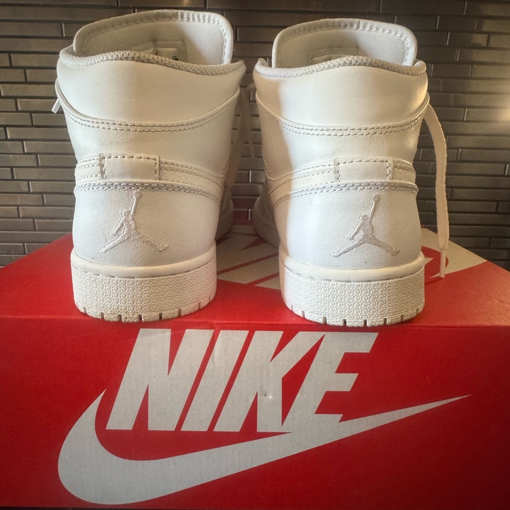 Air Jordan Nike 2017 White High-Top Sneakers - Picture 5 of 7